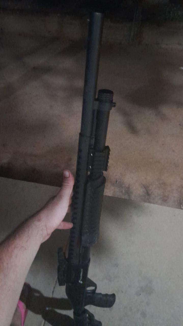 Espingarda CBC Military Pump calibre 12 em vista lateral