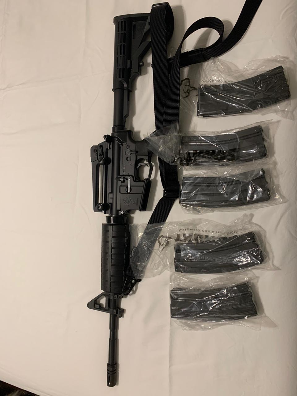Fuzil Taurus T4 calibre 5,56 mm em vista lateral